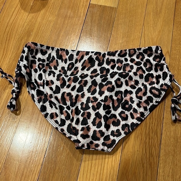 NWOT Beachsissi leopard bikini bottoms size large. - Picture 3 of 5